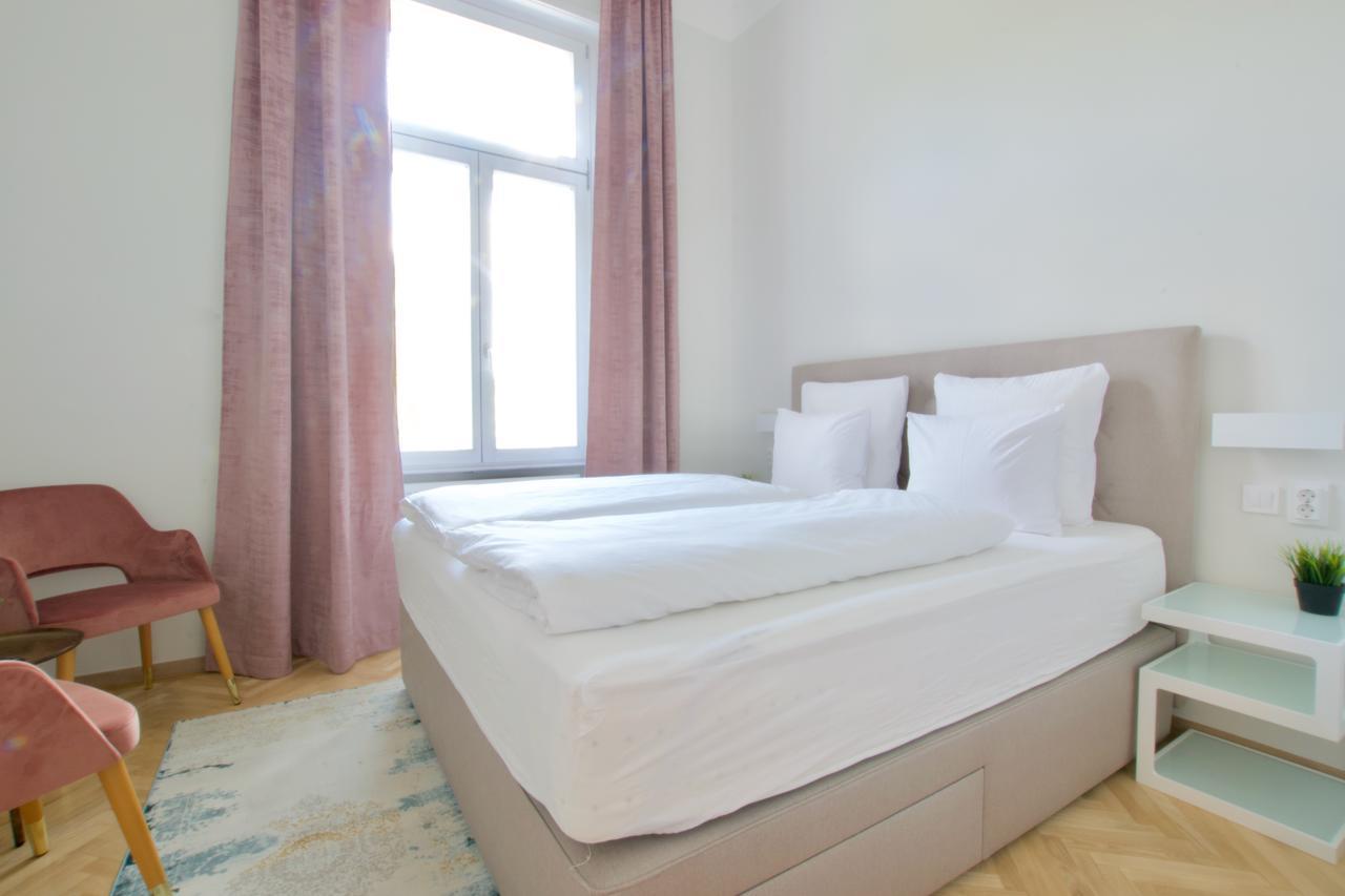 Europest Luxury Suites Budapest Bagian luar foto