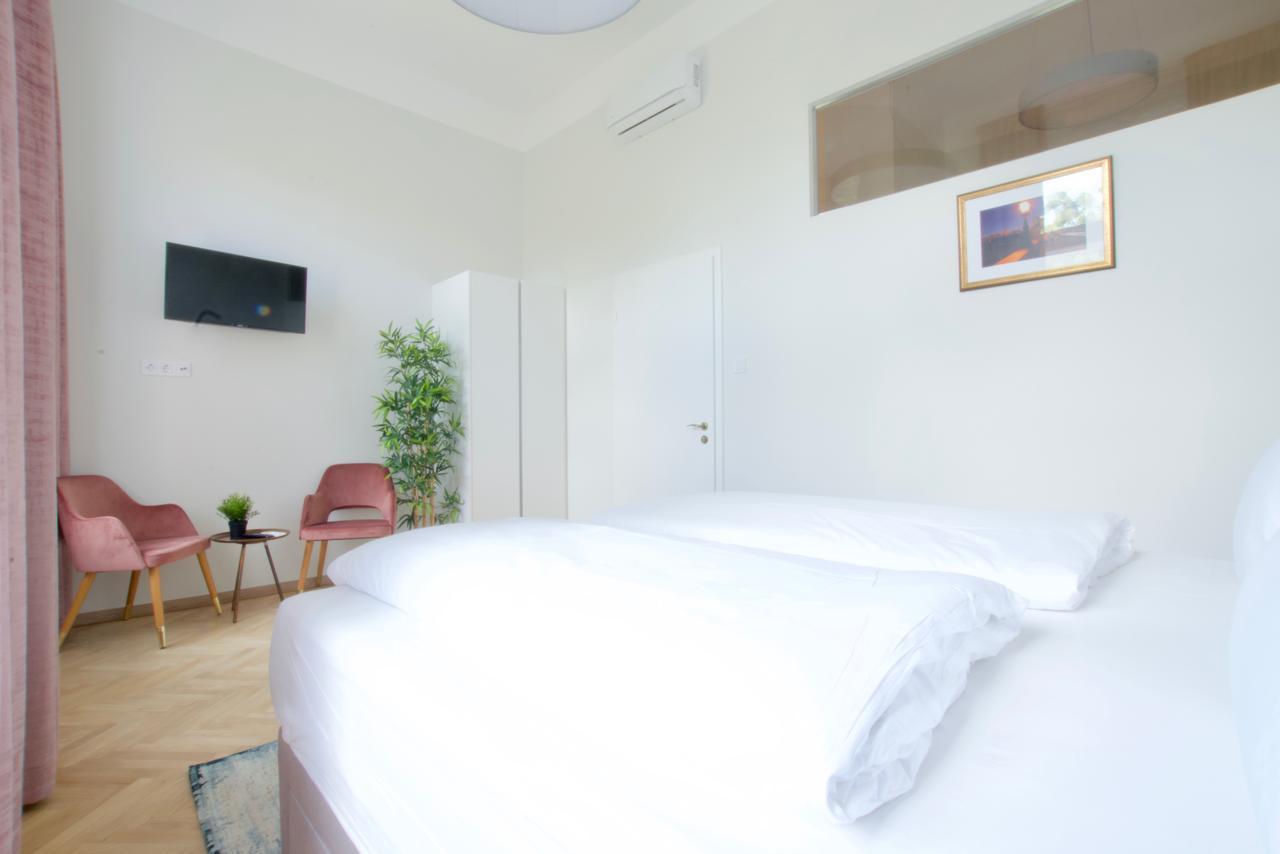 Europest Luxury Suites Budapest Bagian luar foto