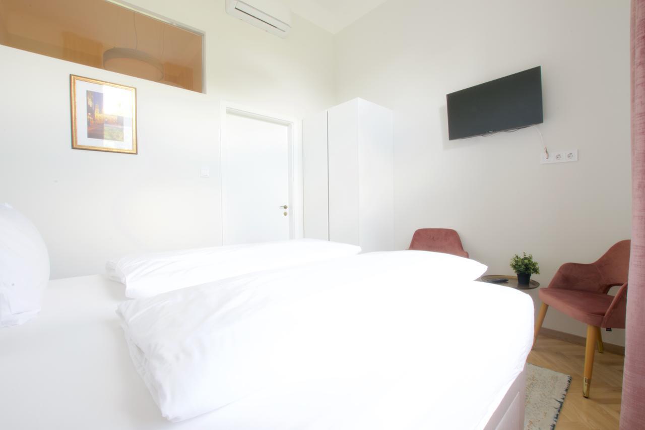 Europest Luxury Suites Budapest Bagian luar foto